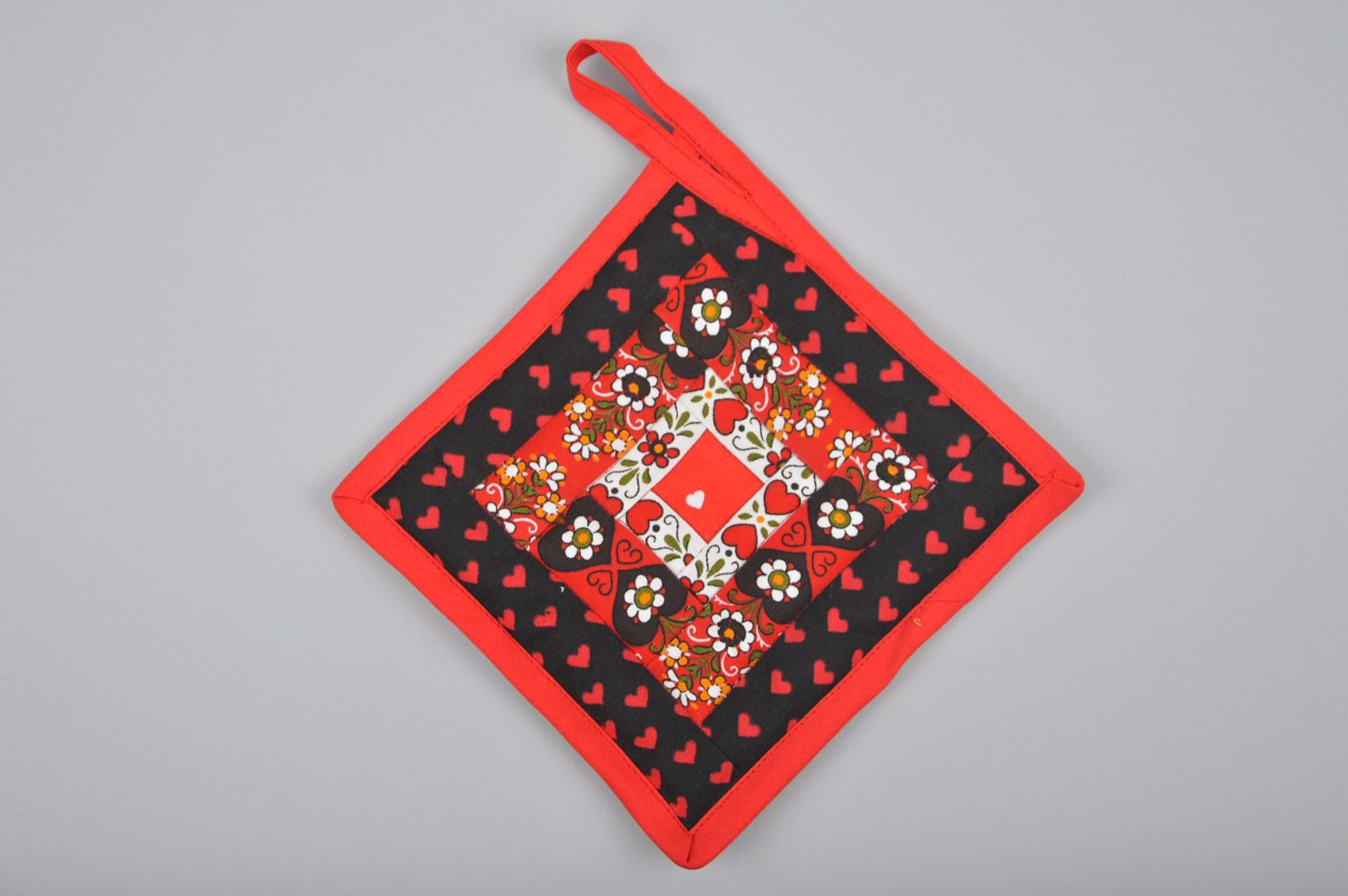 Schöner roter quadratischer handmade Topflappen aus Baumwolle mit Mustern  foto 1
