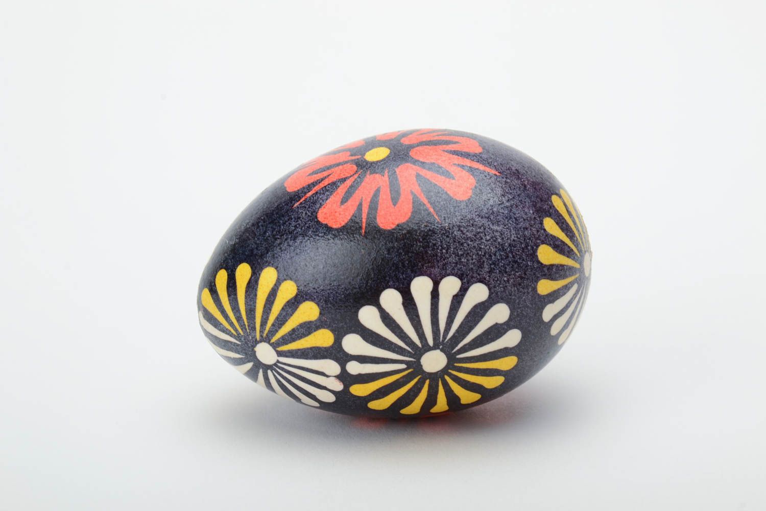 Huevo de Pascua pintado en la técnica de encerado artesanal negro con flores foto 3