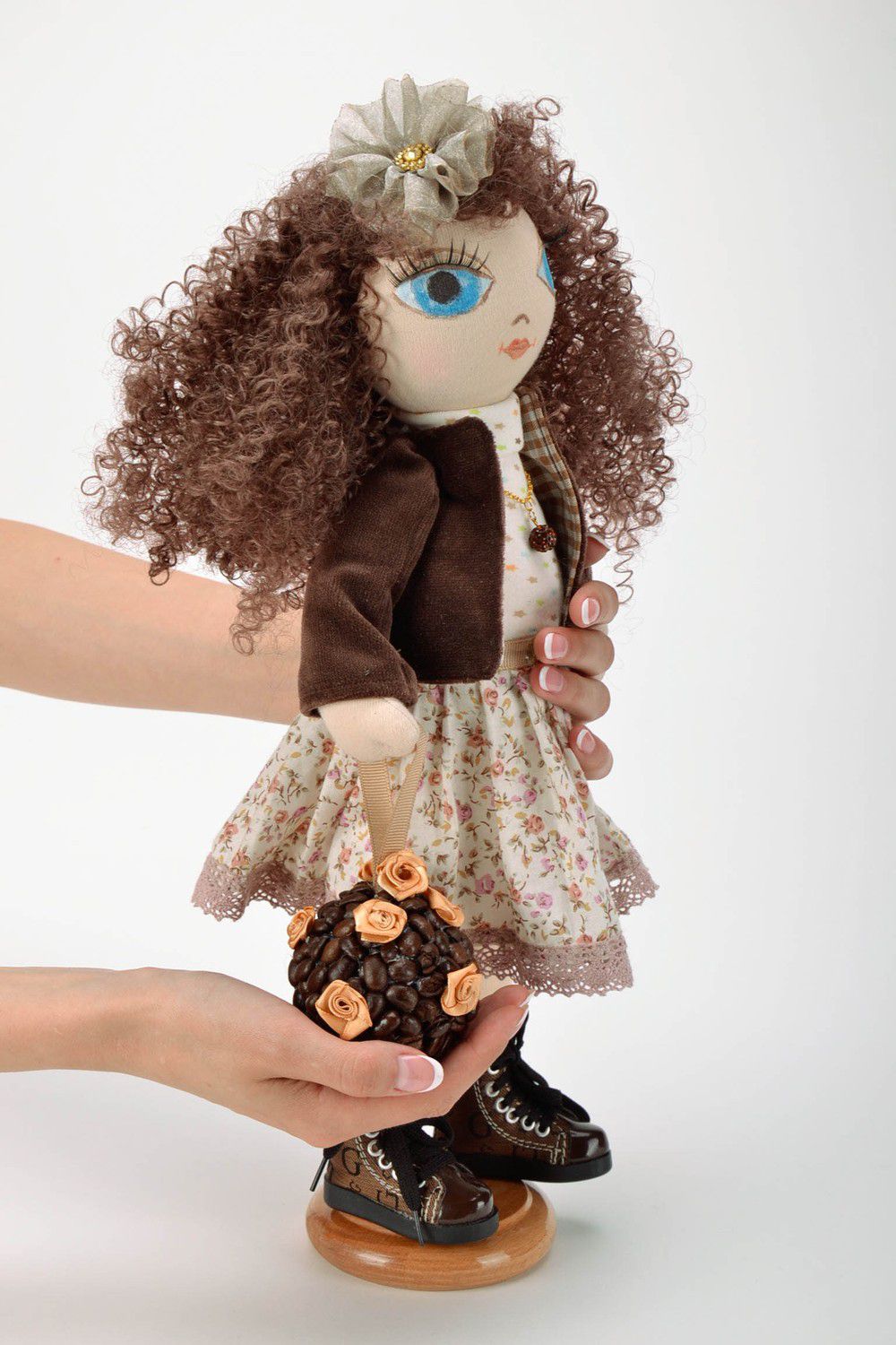 Кукла мягкая в коричневом пиджаке с подставкой фото 4