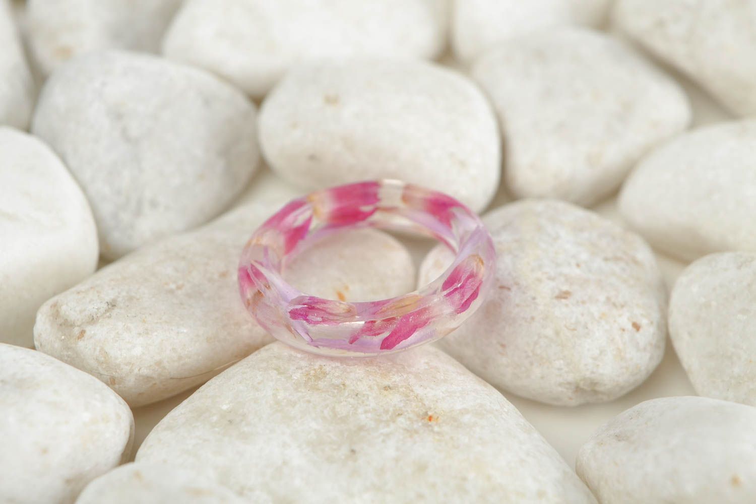 Кольцо из эпоксидной смолы кольцо ручной работы модное кольцо круглое розовое фото 1