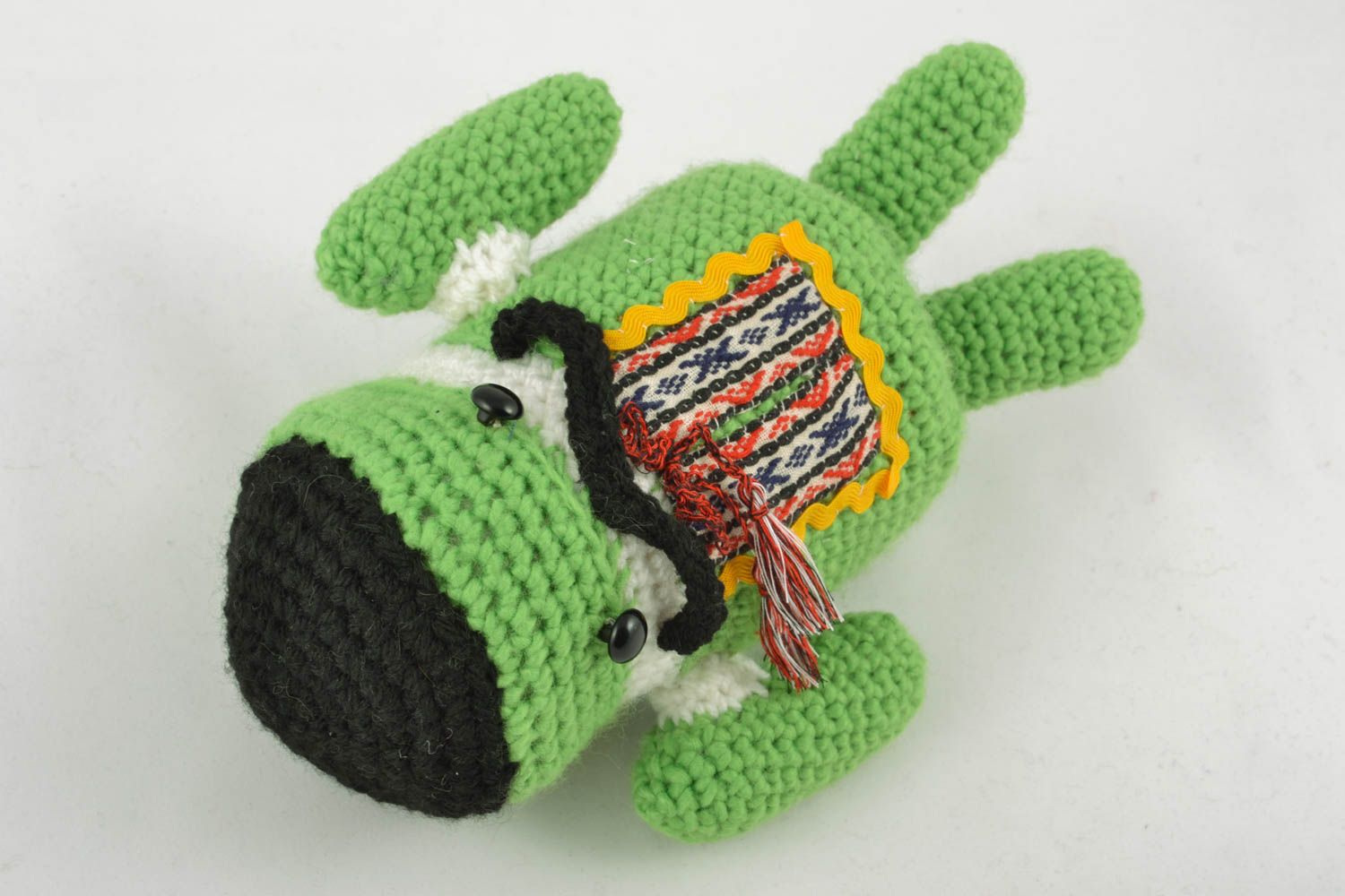 Giocattolo a maglia fatto a mano pupazzo morbido a forma di uomo verde foto 1