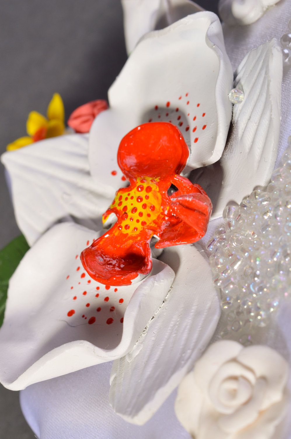 Weißes Ringkissen handmade aus Atlas für Hochzeit mit Blumen aus Polymerton  foto 5