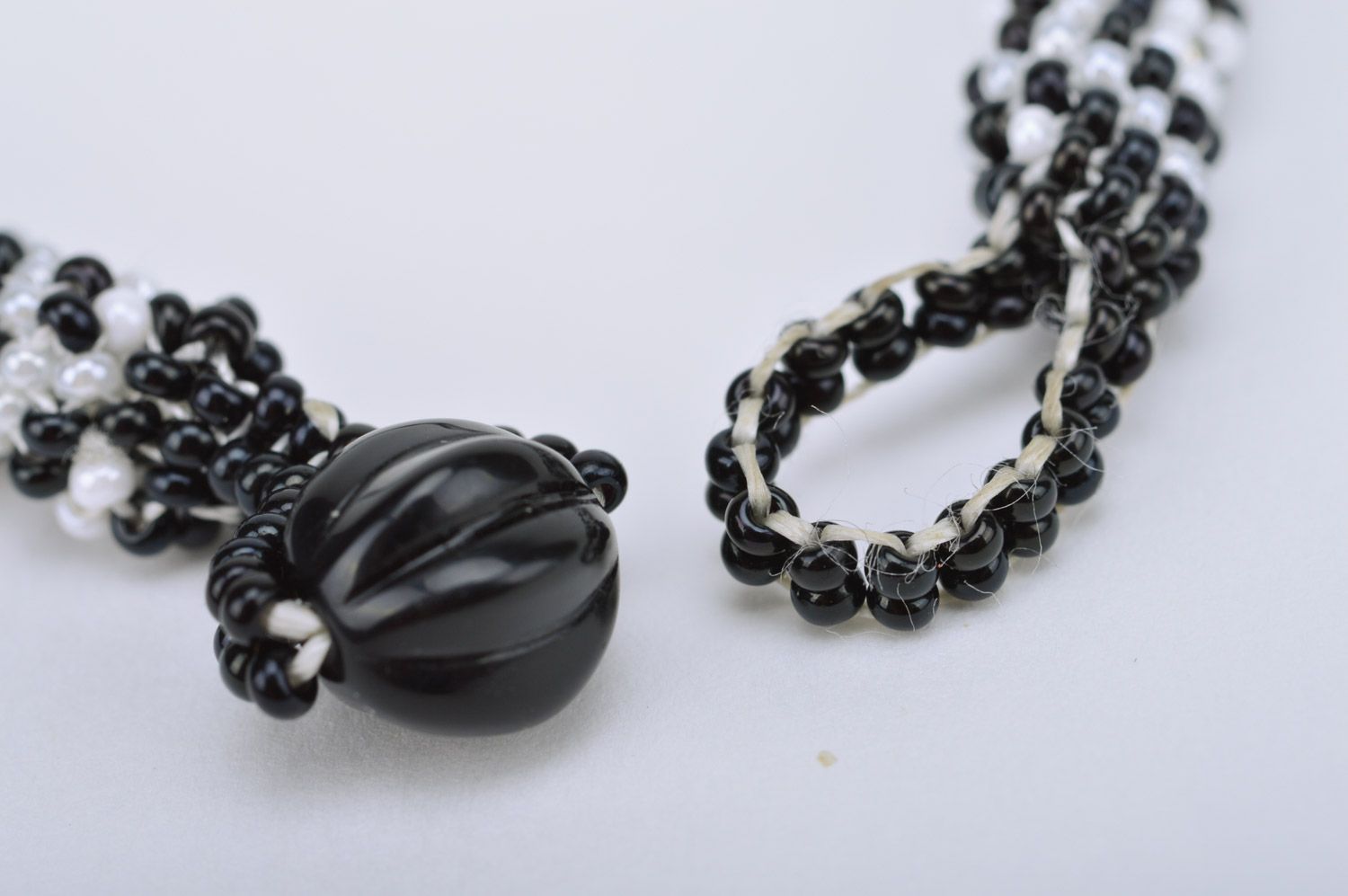 Collier spirale en perles de rocaille tressé noir blanc bijou de créateur photo 4