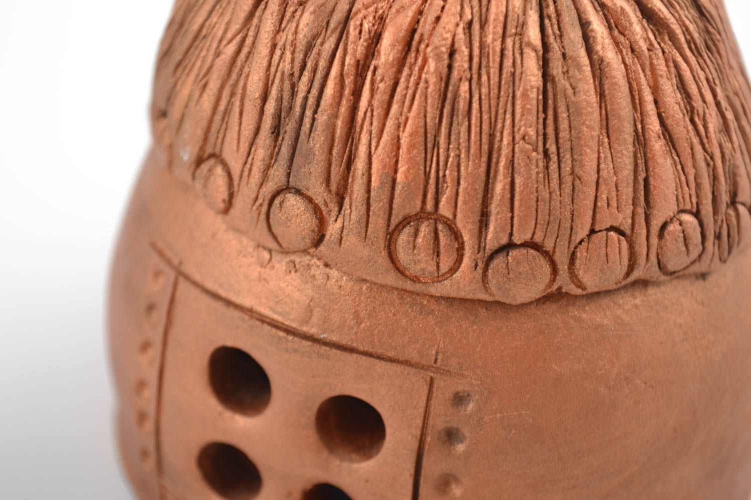 Керамический колокольчик домик сувенир ручной работы фигурка из глины  фото 3