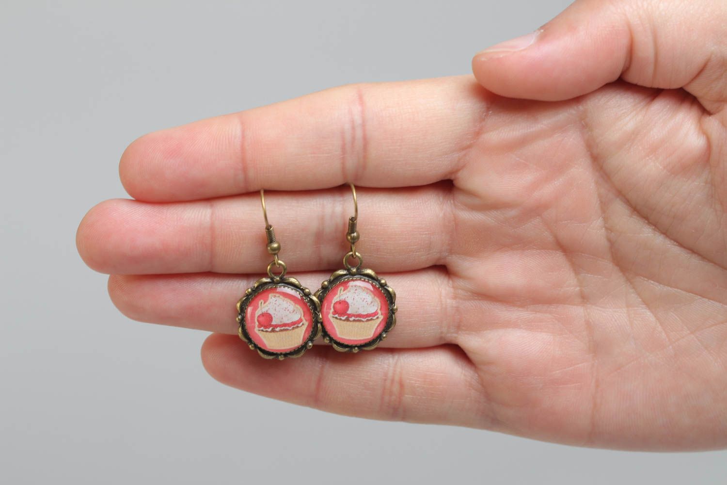 Runde handgemachte vintage Ohrringe mit Anhängern aus Kaltglasur mit Print handmade für Damen foto 5