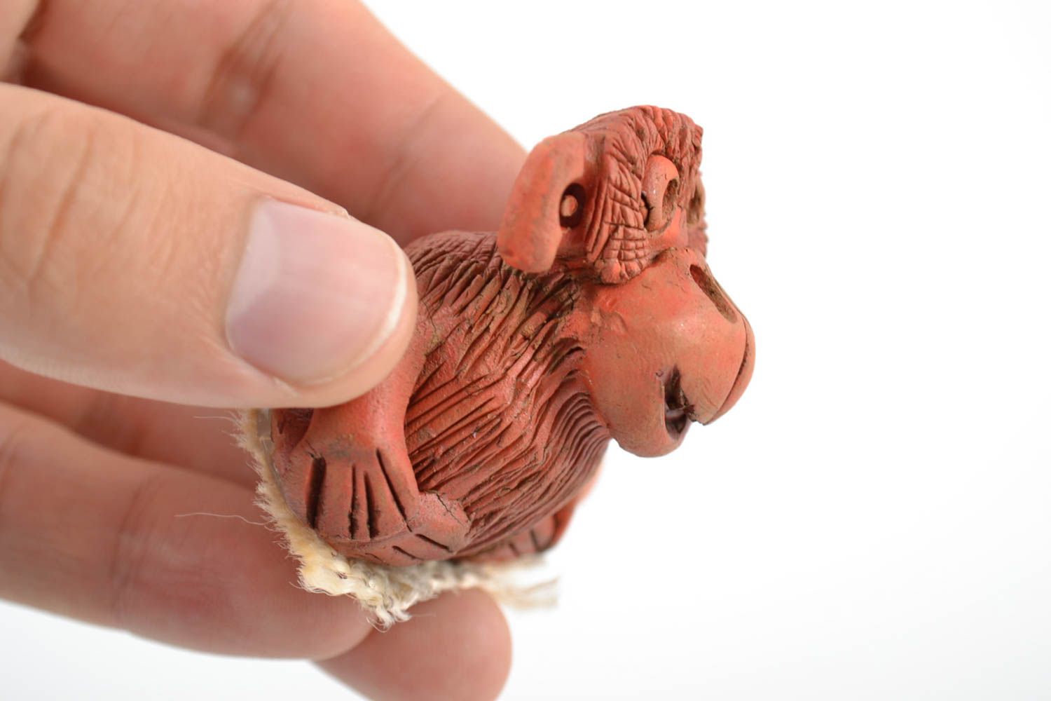 Figurilla cerámica artesanal modelada a mano con forma de mono de arcilla roja  foto 2