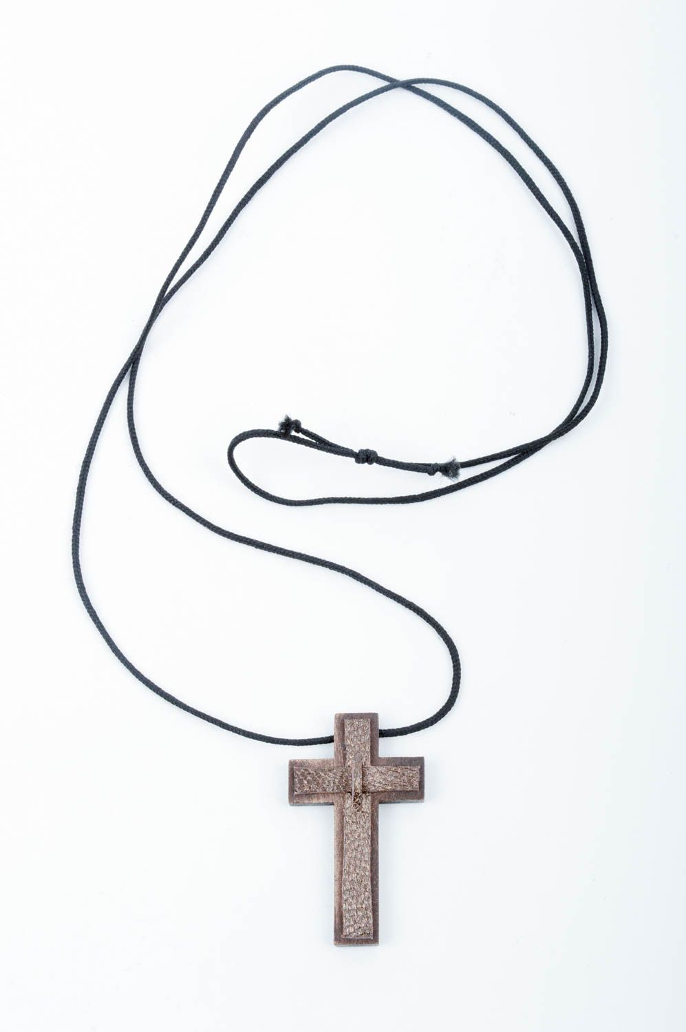 Pendentif croix Bijou fait main en bois et cuir en marron Accessoire femme photo 3