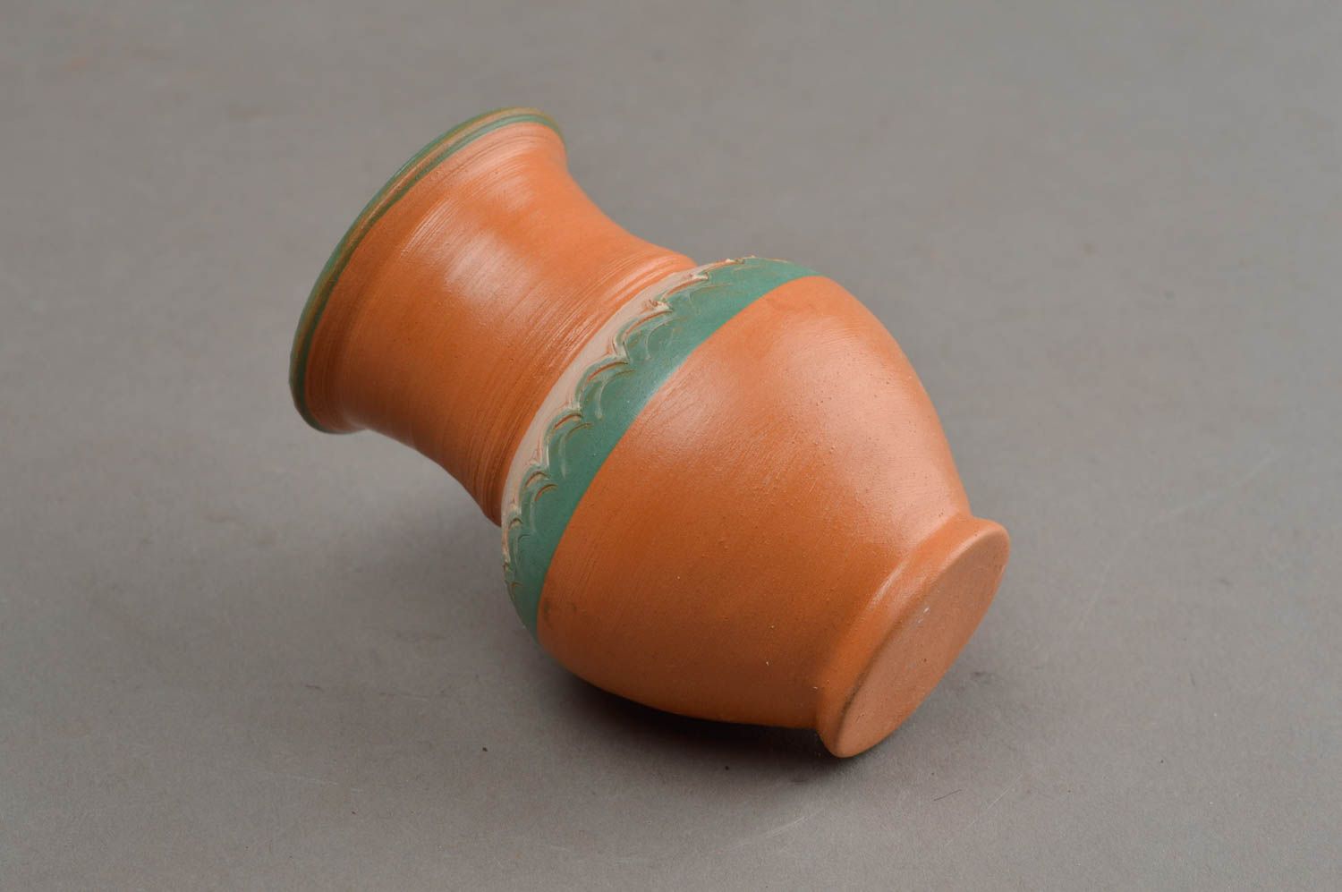 Kleiner schöner handmade Krug aus Ton mit Bemalung von Glasur für Haus Dekor foto 4