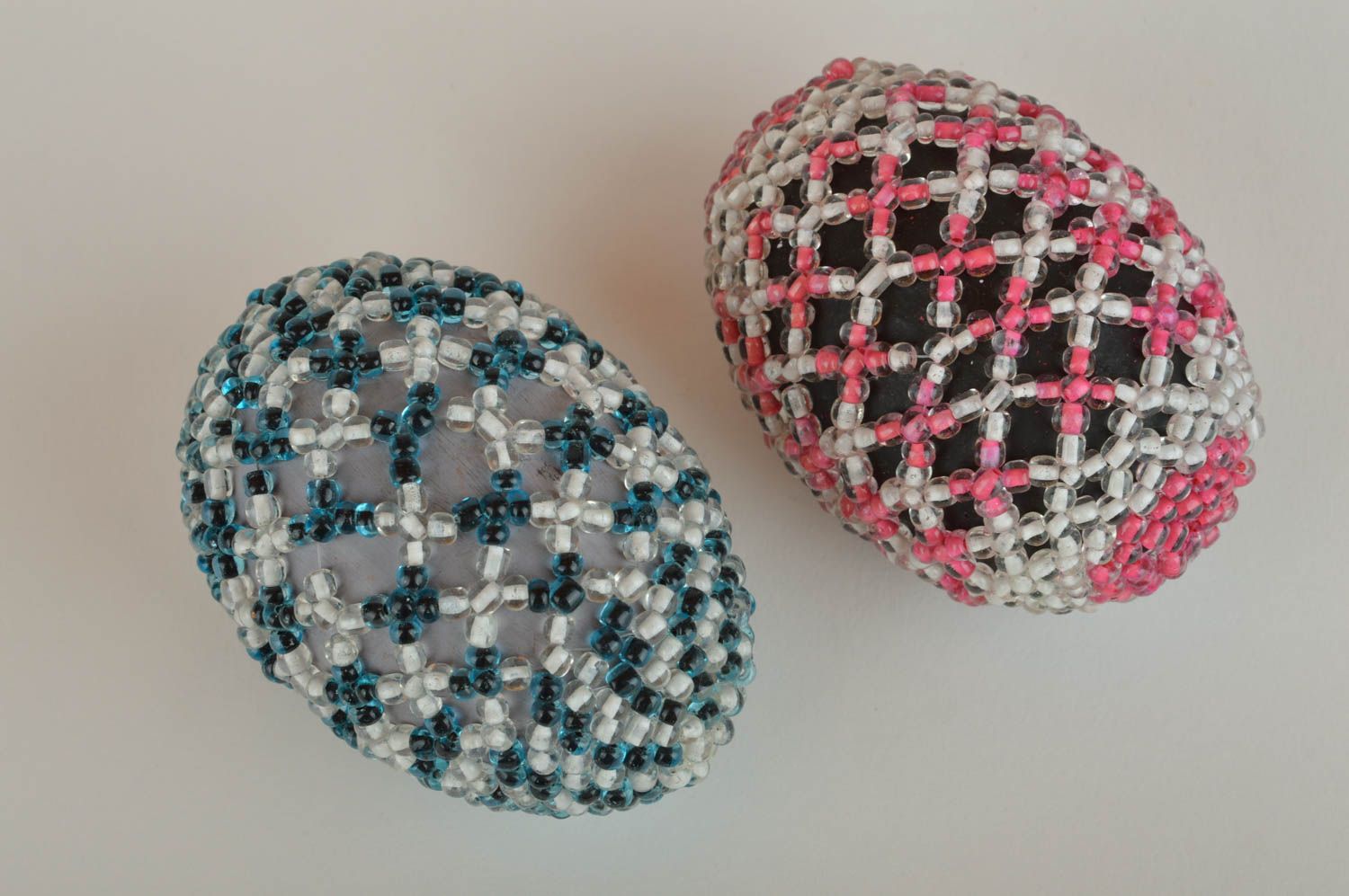 Oeufs de Pâques décoratifs faits main originaux en perles de rocaille 2 pièces photo 4