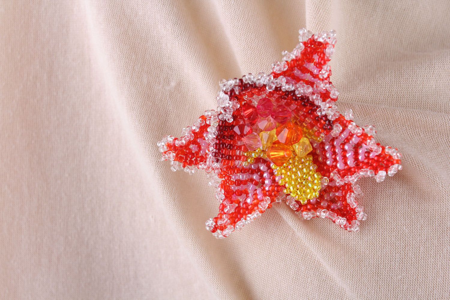 Broche Fleur rouge et blanche de perles de rocaille photo 5