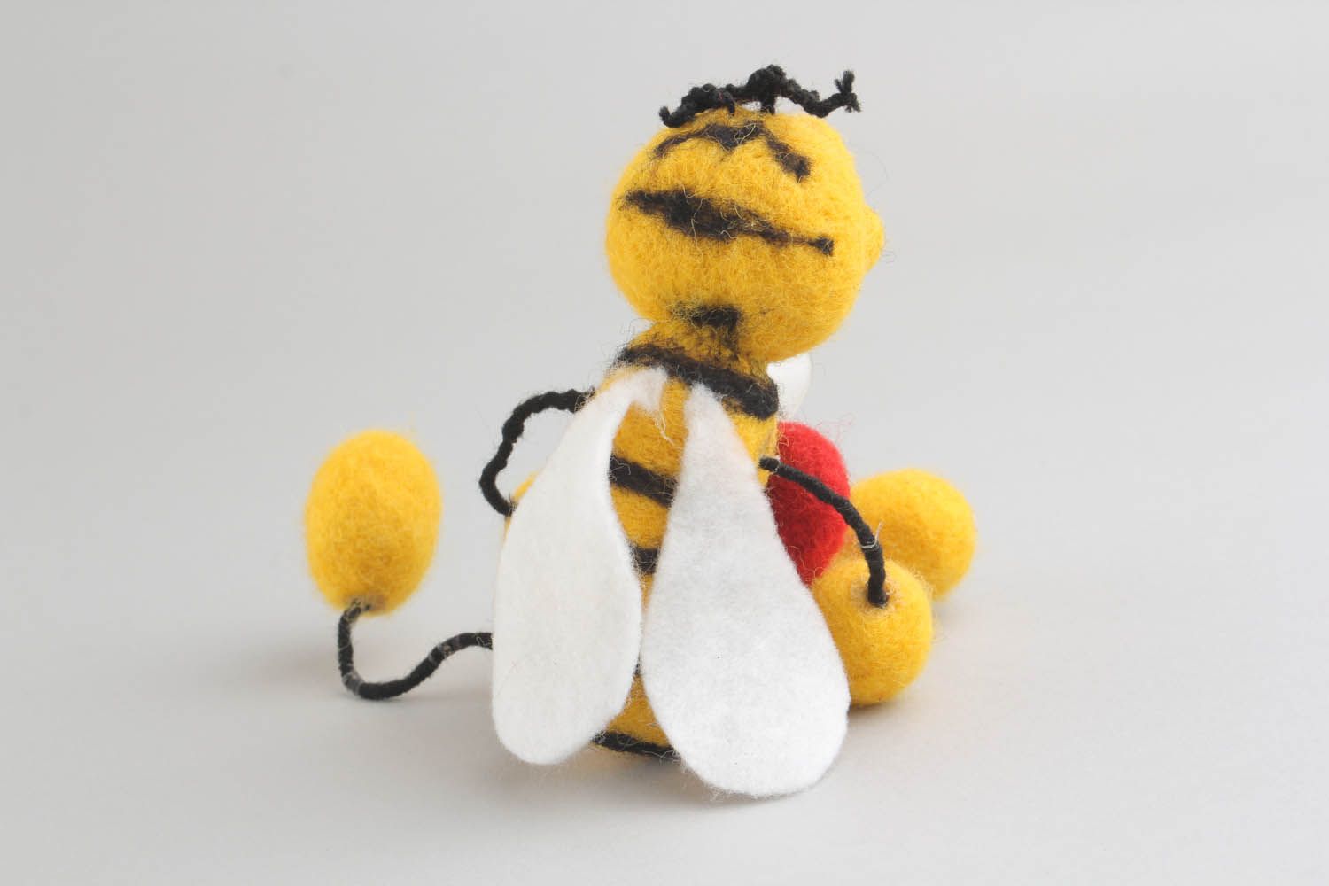 Brinquedo macio feito na técnica de feltragem seca de lã na forma de abelha foto 3