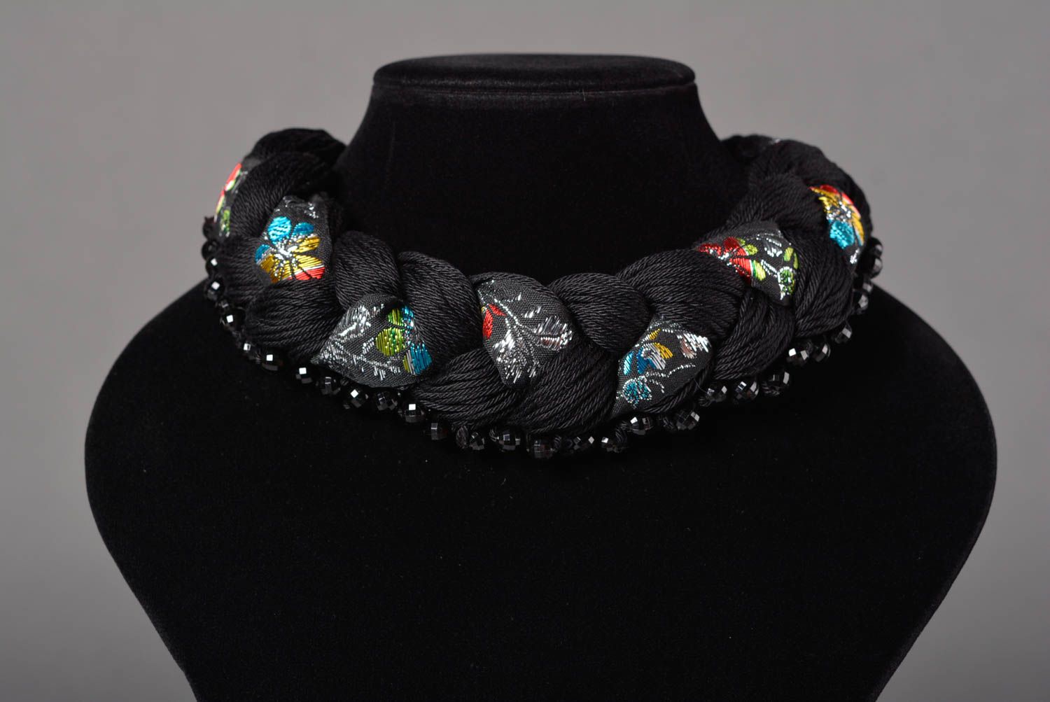 Gros collier Bijou fait main noir tressé fils acryliques ruban Cadeau femme photo 3