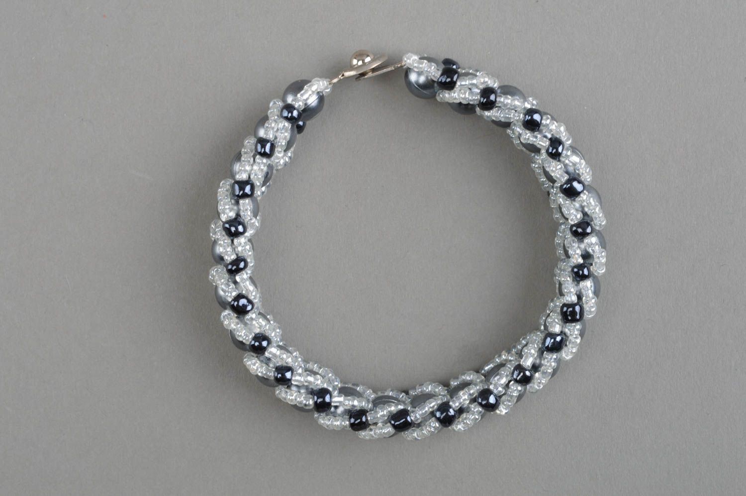 Bracelet en perles de rocaille fait main couleur d'argent bijou fin pour femme photo 2