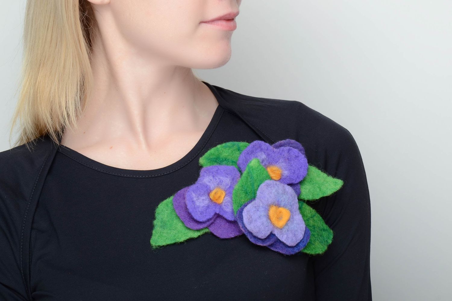 Set of wool brooches in the shape of violets  photo 5
