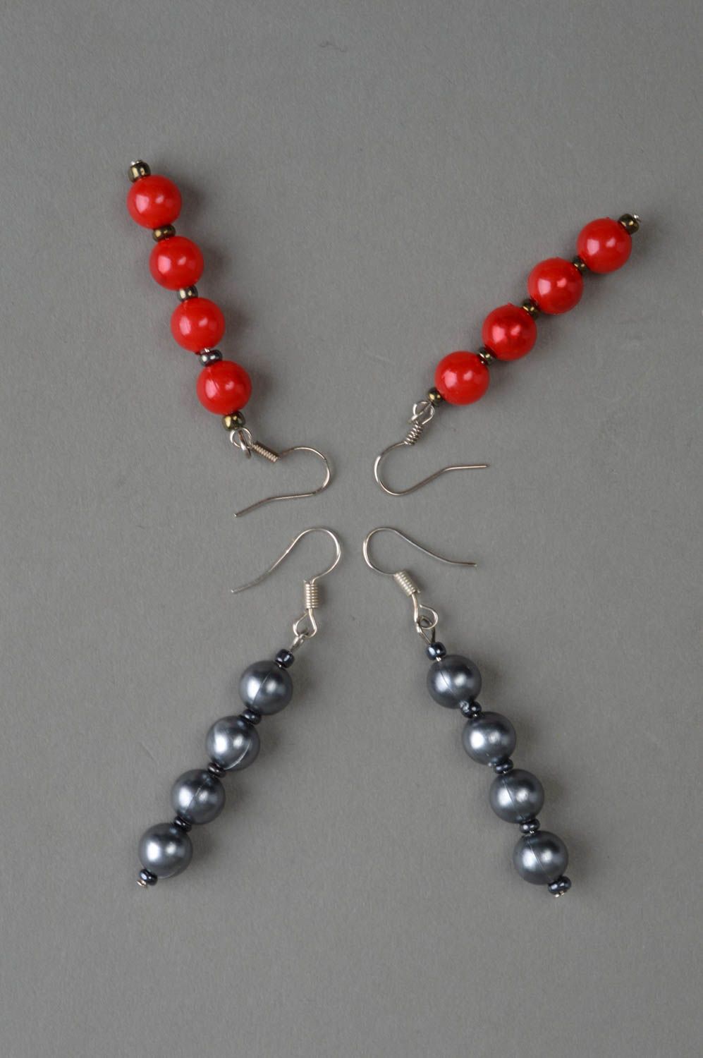 Lange runde kleine rote handgemachte Ohrringe aus Glasperlen für stilvolle Damen foto 4