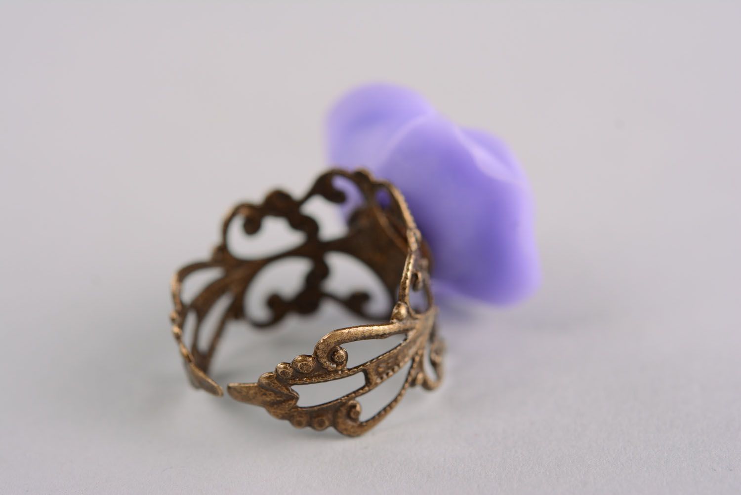 Violetter Ring mit Rose aus Polymerton foto 3