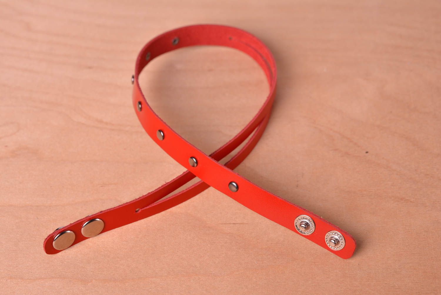 Bracelet cuir Bijou fait main Accessoire femme rouge avec fourniture en métal photo 5