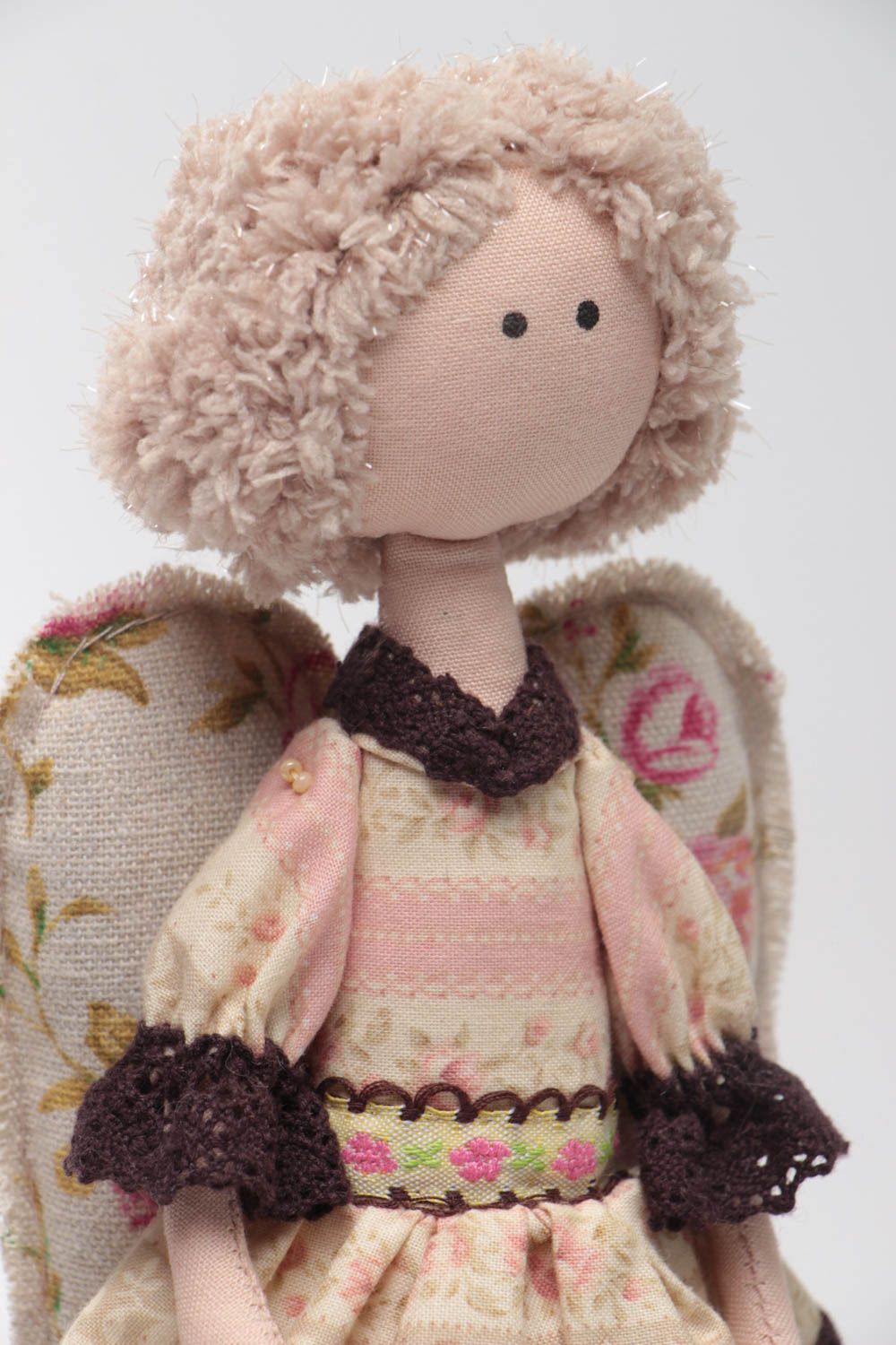 Авторская кукла из ткани ручной работы на подставке красивая для интерьера фото 3