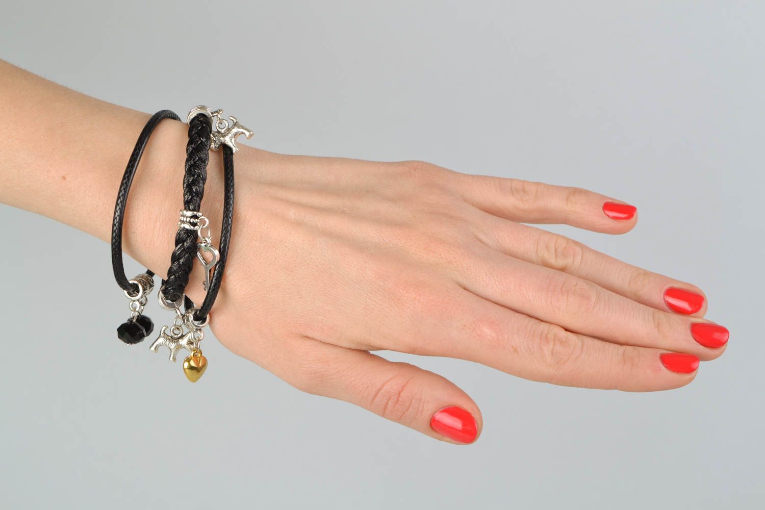 Bracelet en daim gothique avec pendentifs fait main en métal et cristal photo 2
