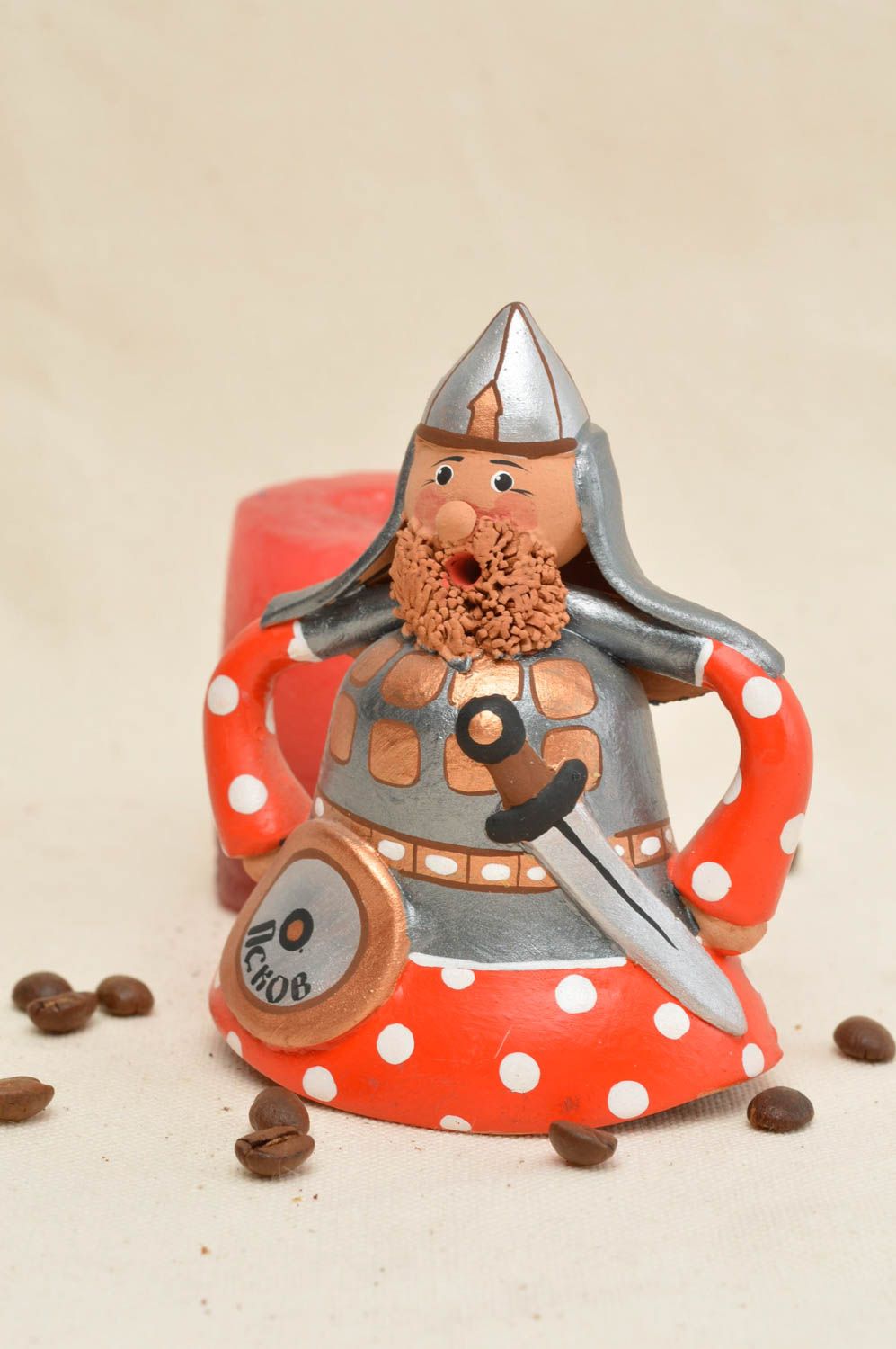 Campanello d'autore in ceramica fatto a mano a forma di cavaliere divertente
 foto 1