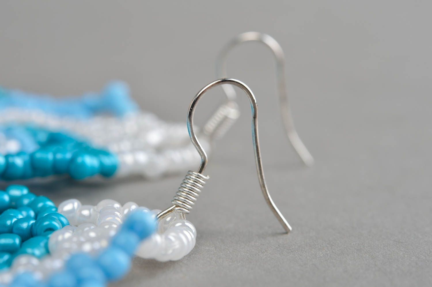 Boucles d'oreilles rondes ajourées en perles de rocaille bleu blanc faites main photo 4
