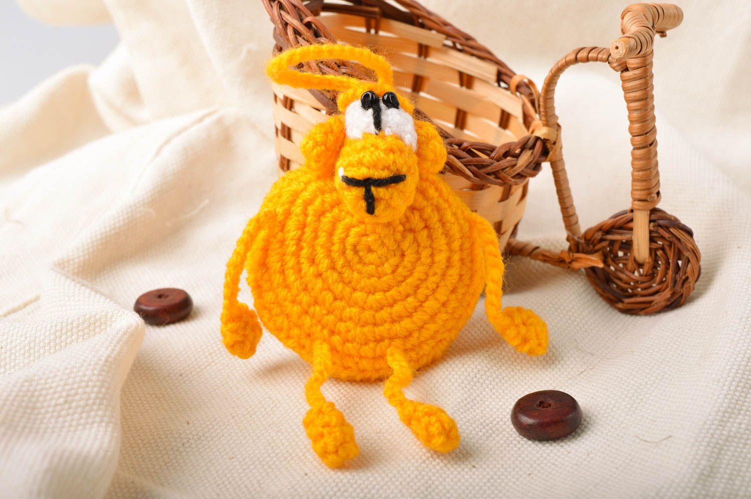 Jouet à suspendre petit Mouton joyeux jaune tricoté au crochet fait main photo 1
