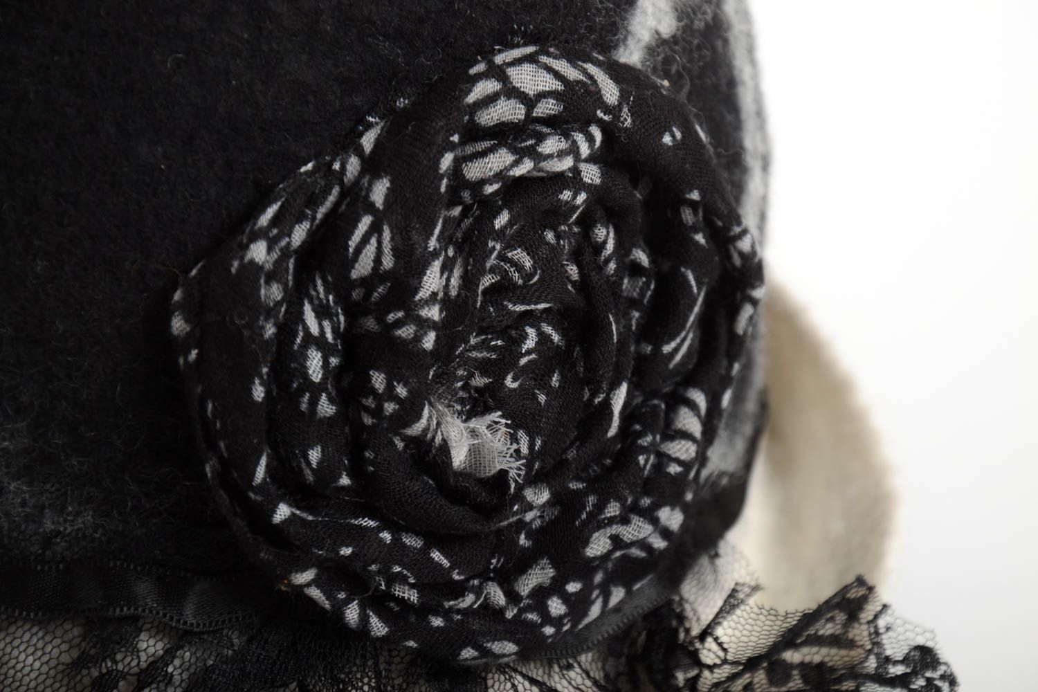 Chapeau d'hiver fait main Bonnet en laine feutrée noir et blanc Vêtement femme photo 3