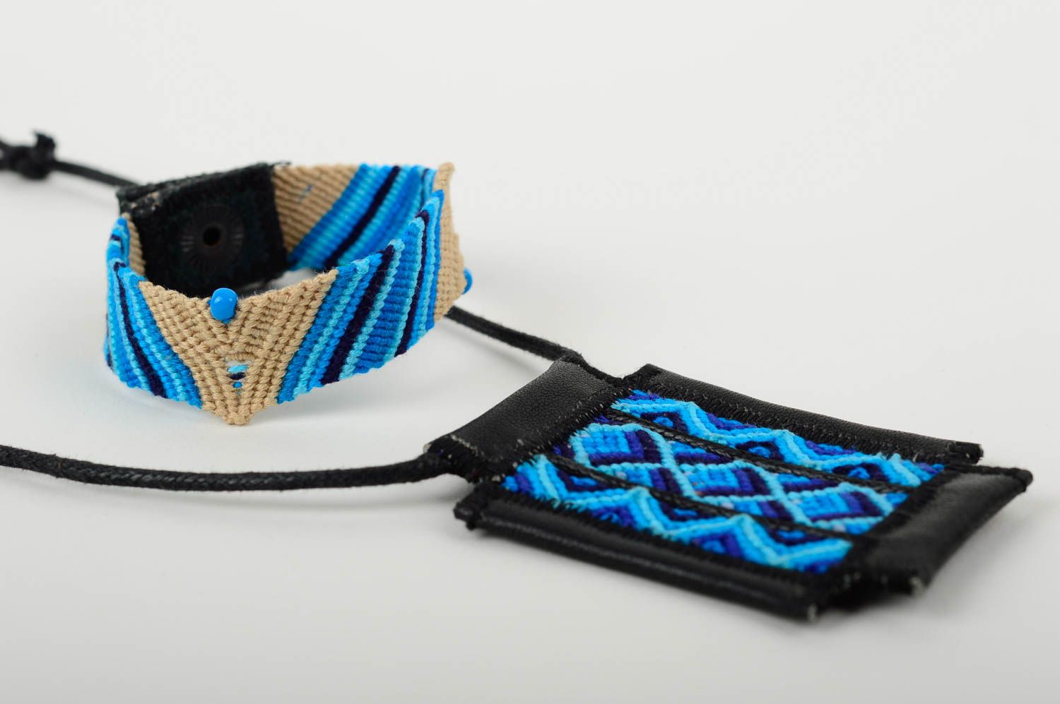 Designer Accessoires Set handmade Schmuck Damen Armband und Makramee Anhänger foto 3