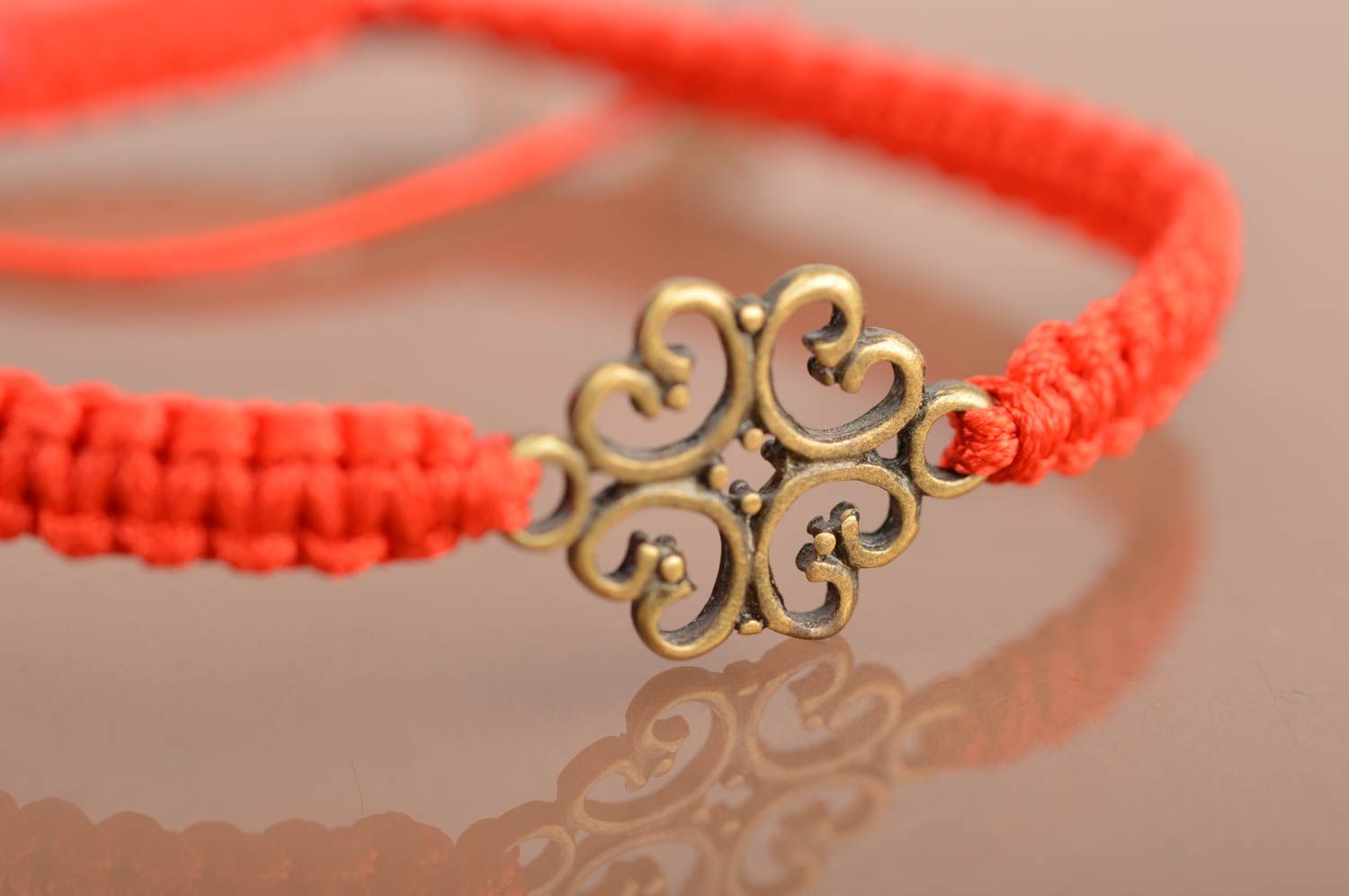 Красный браслет из шелковых ниток плетеный со вставкой ручной работы авторский фото 4