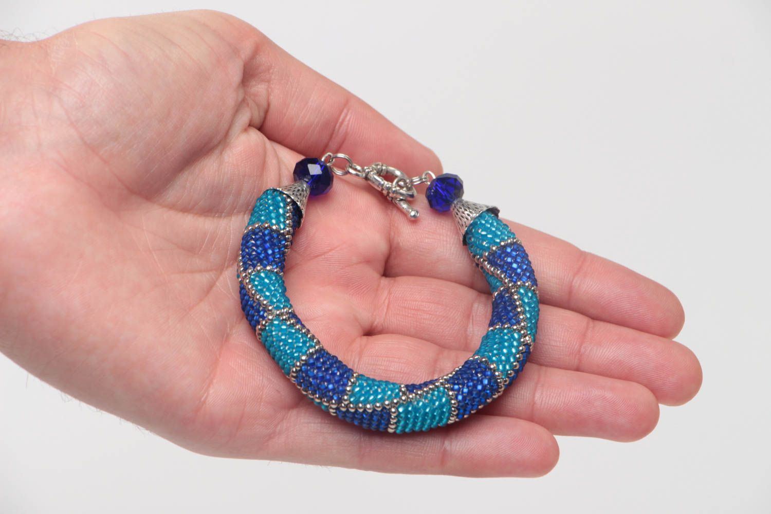 Bracelet en perles de rocaille au crochet bleu à carreaux fait main original photo 4