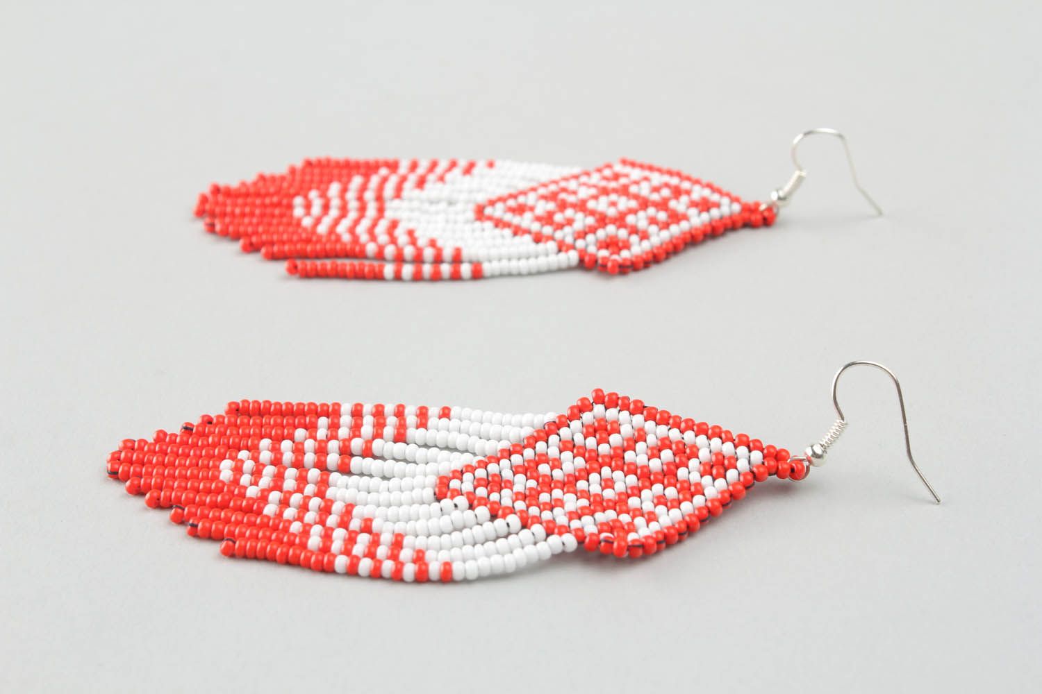 Red and white beaded earrings photo 4