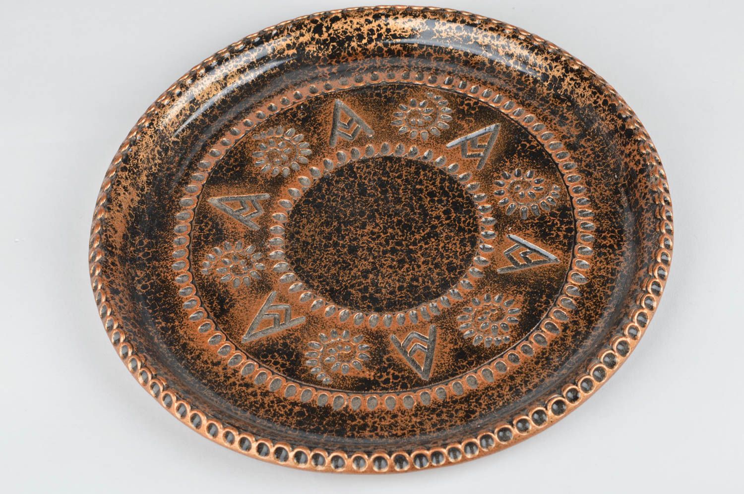 Большой керамический поднос круглый цвета бронзы необычный ручной работы фото 5