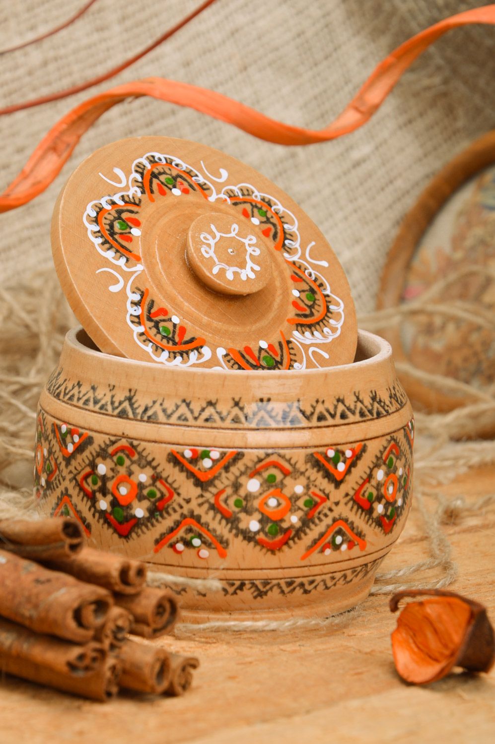 Круглая шкатулка из дерева светлая с росписью в этническом стиле ручная работа фото 1