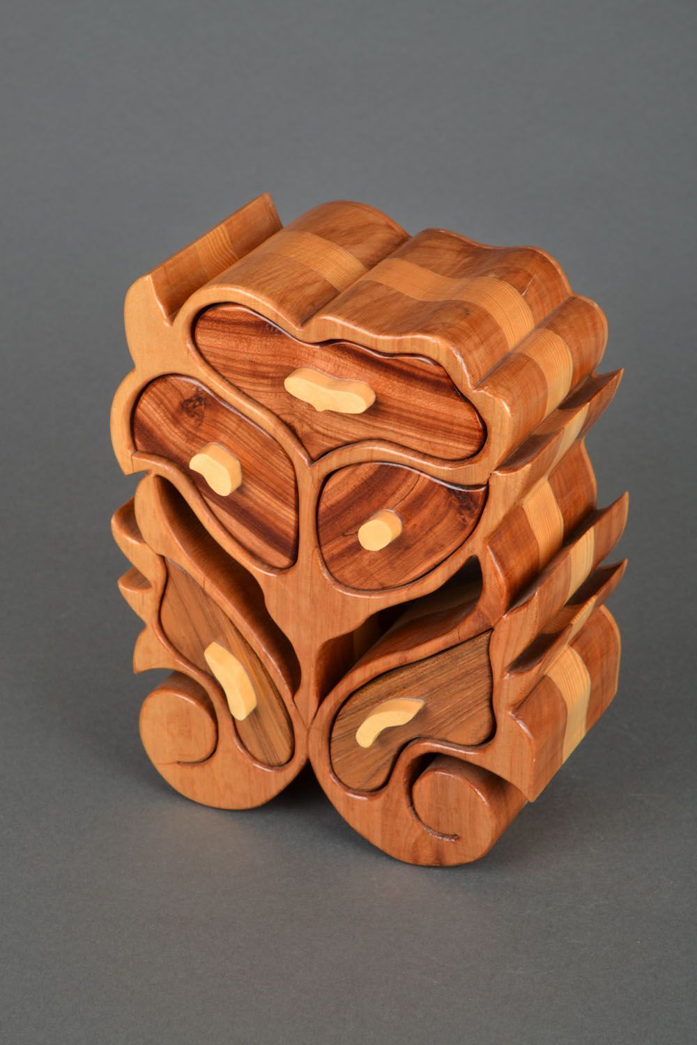 Caja de madera con forma de armario foto 1
