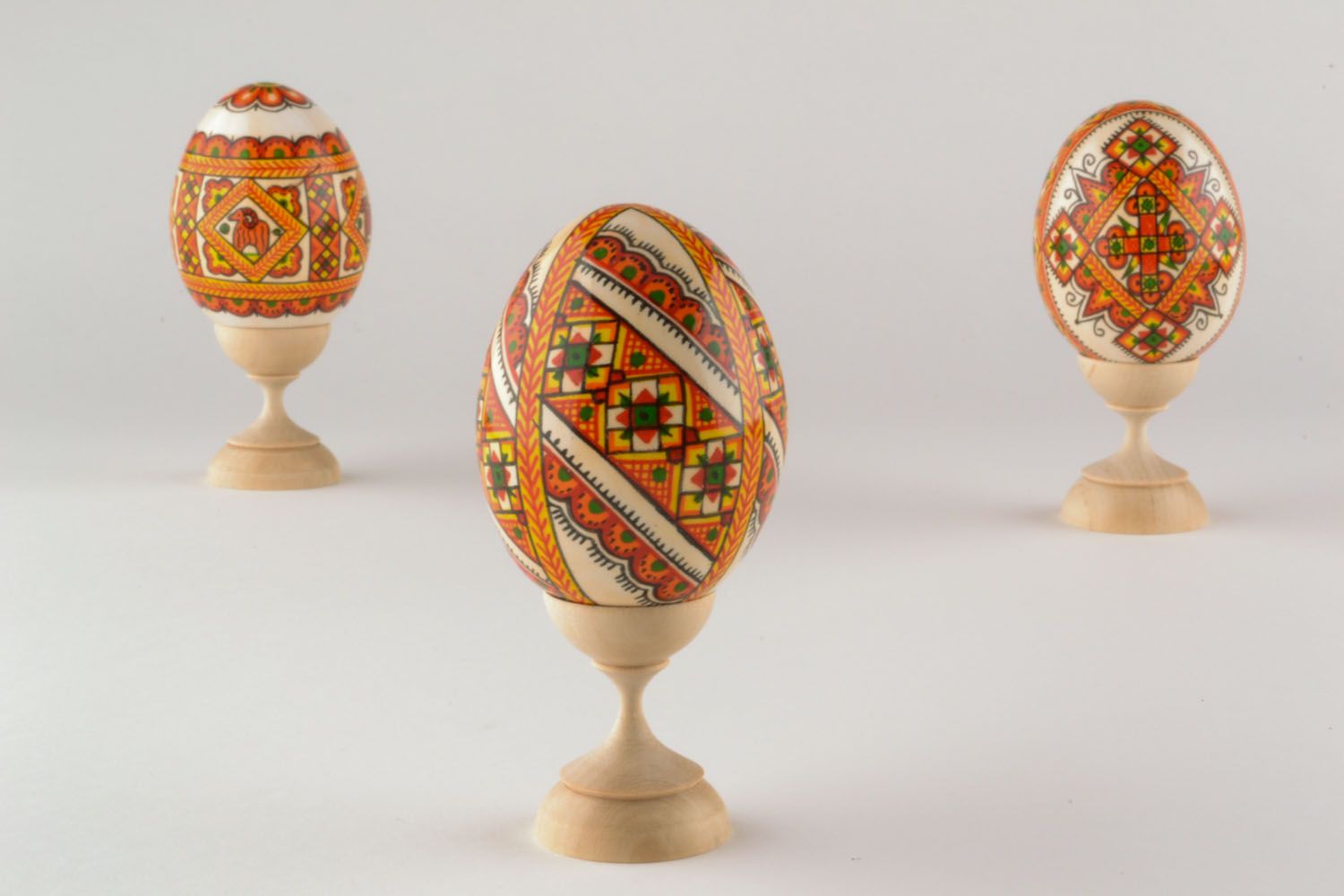 Деревянное яйцо с этнической росписью  фото 1