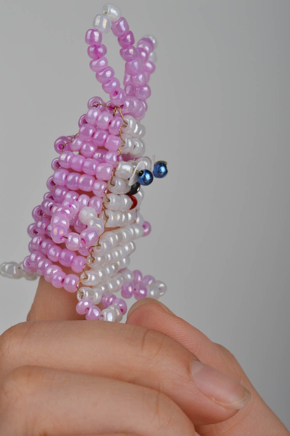 Пальчиковая игрушка заяц сиреневый забавный из китайского бисера ручной работы фото 4