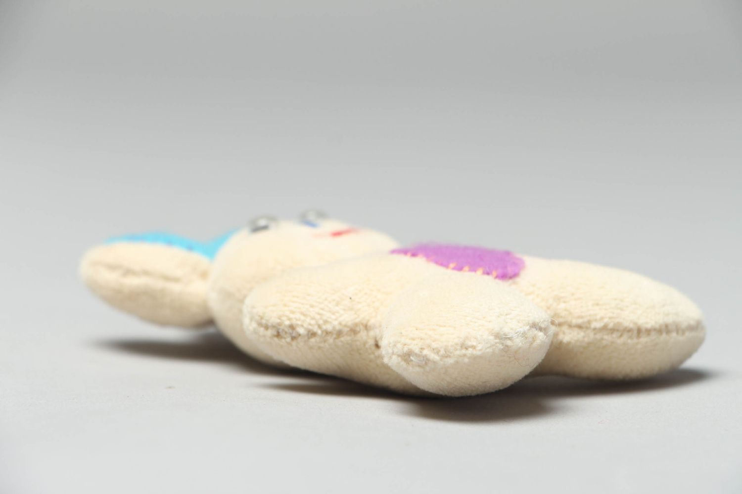 Мягкая игрушка в виде зайчика из флиса фото 3