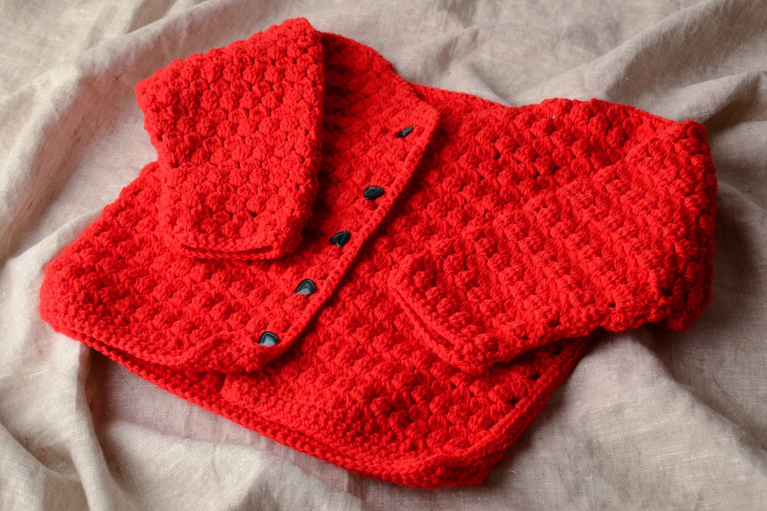 Gilet tricoté au crochet en acrylique rouge avec boutons fait main pour fille photo 1