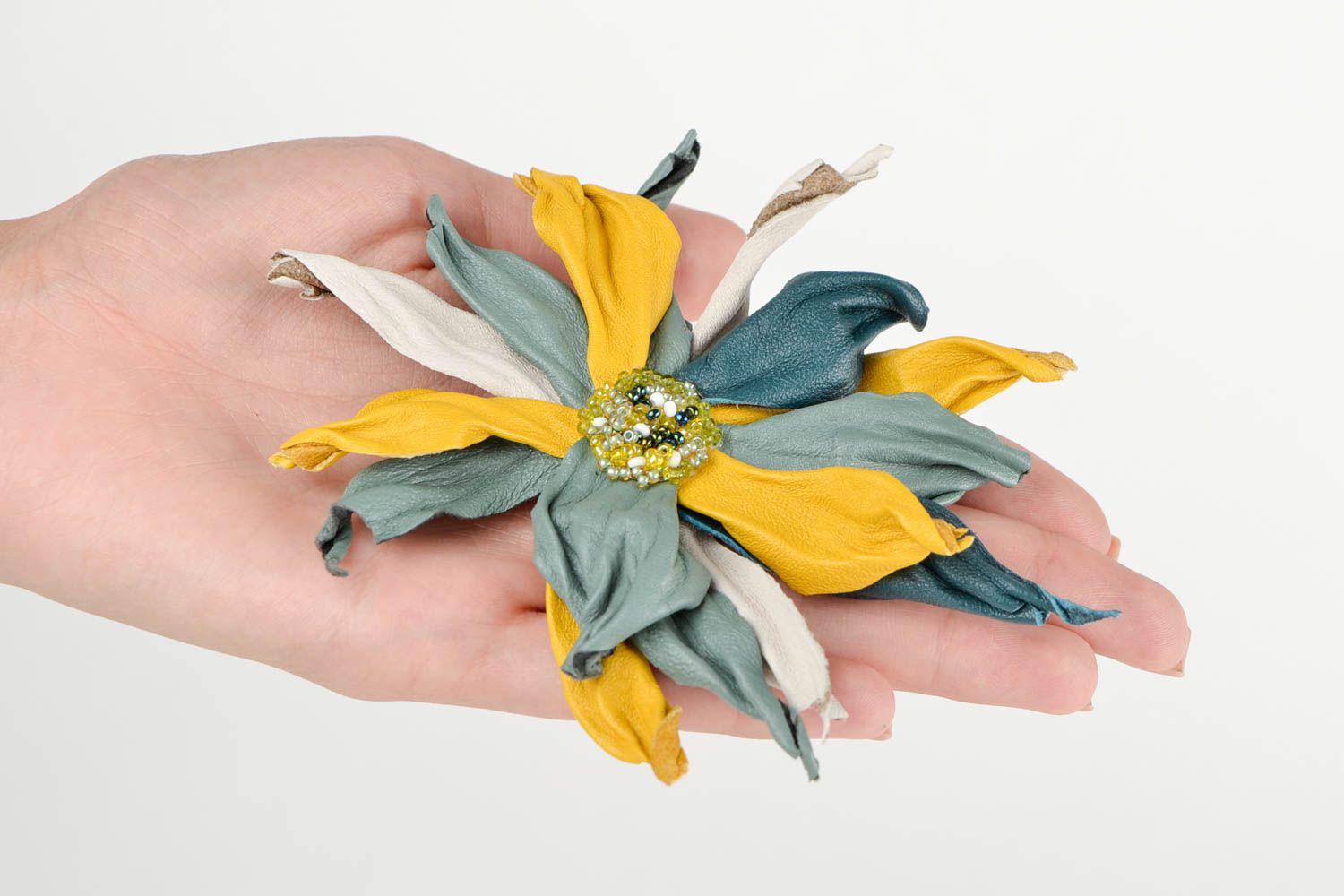 Broche fleur Bijou fantaisie fait main en cuir brodé cadeau Accessoire femme photo 2