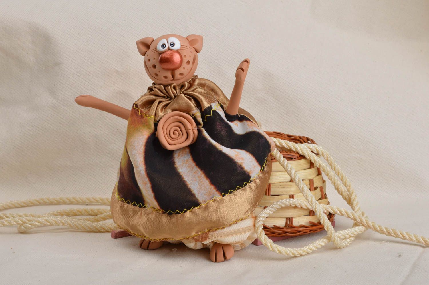 Интерьерная подвеска игрушка из глины и ткани ручной работы Модный кот фото 1