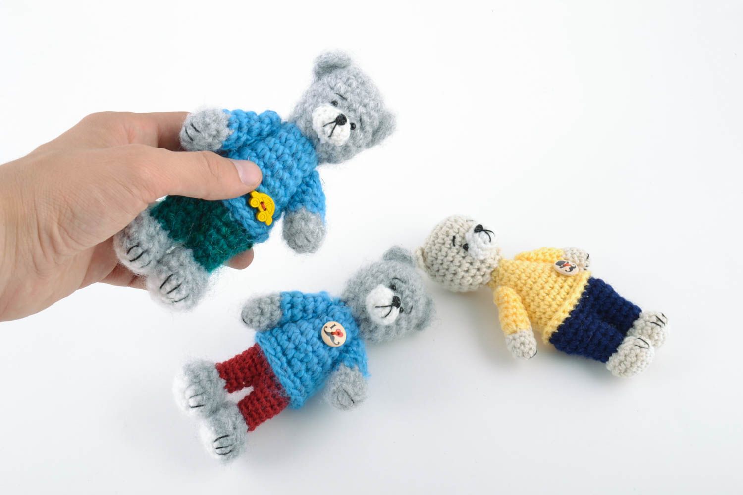 Маленькие мягкие игрушки ручной работы Мишки вязаные из шерсти 3 штуки фото 2