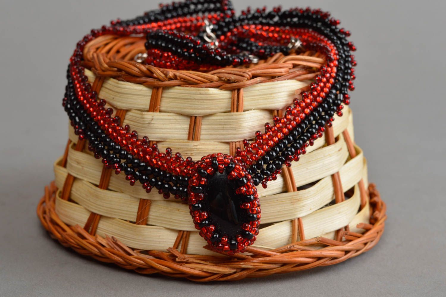 Collier en perles de rocaille et pierre fait main noir rouge bijou tissé photo 1