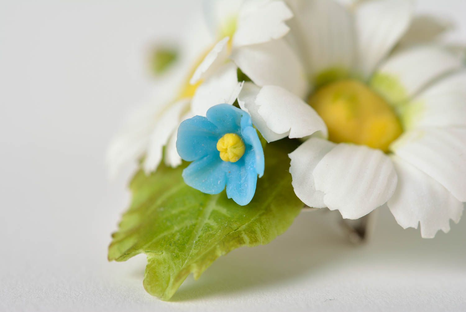 Брошь в виде цветка небольшая с ромашками с двойной фурнитурой ручная работа фото 2