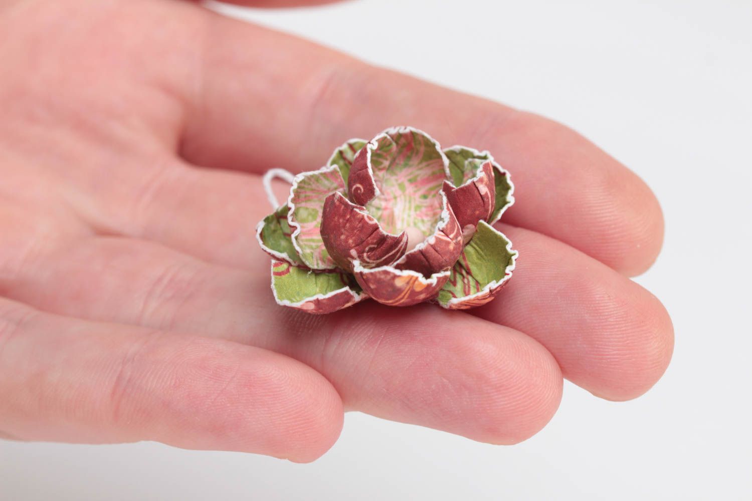 Schöne handmade künstliche Blume aus Papier für Scrapbooking Technik bemalt foto 5