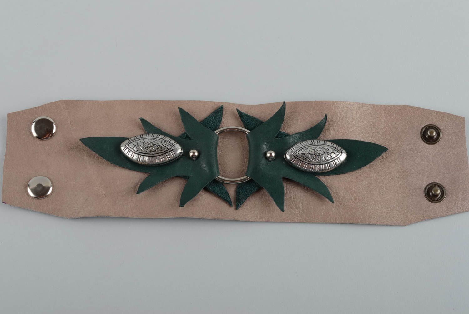 Стильный кожаный браслет украшенный листьми из замши и металлом ручной работы фото 4