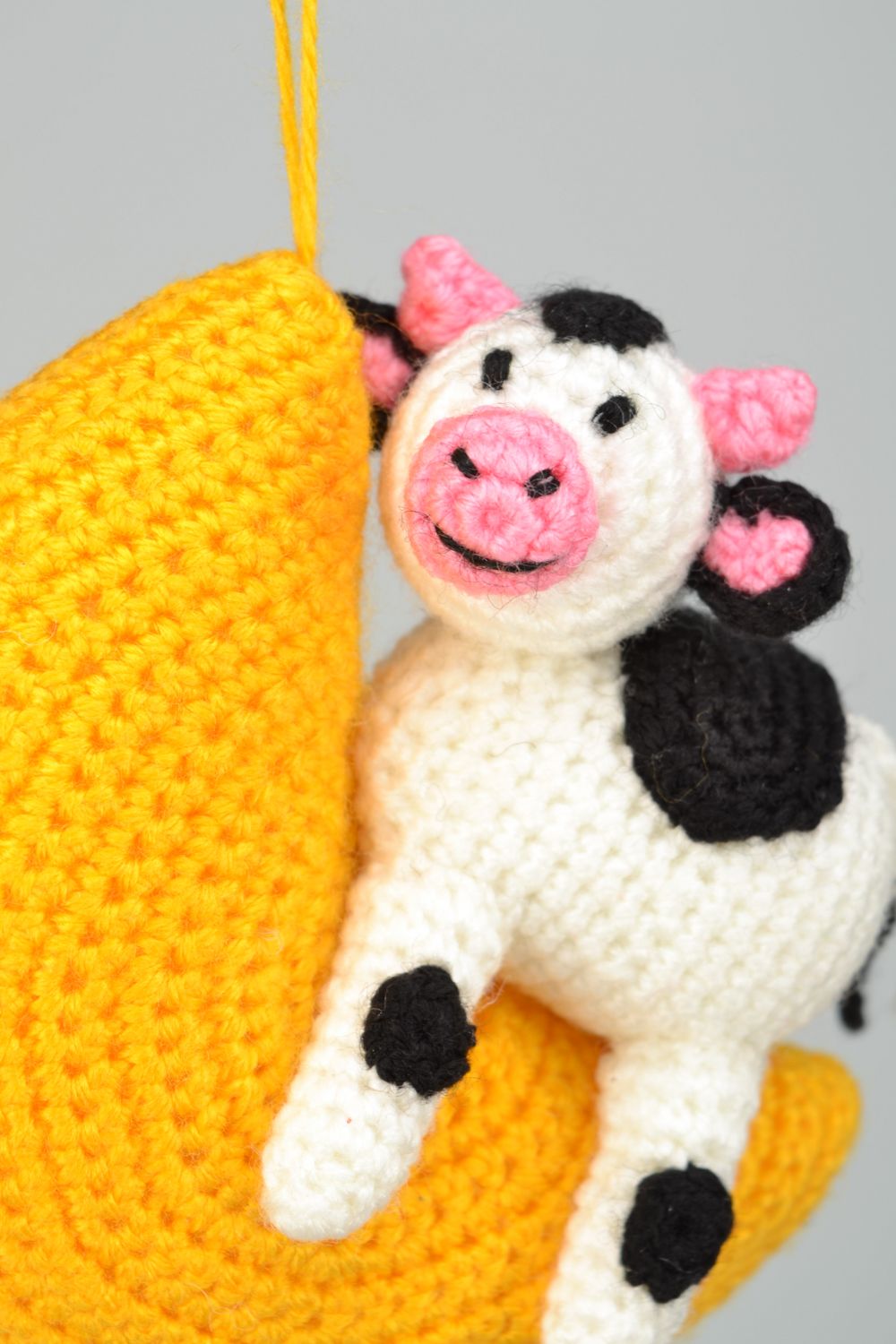 Jouet décoratif à suspendre tricoté artisanal Vache sur la lune photo 4