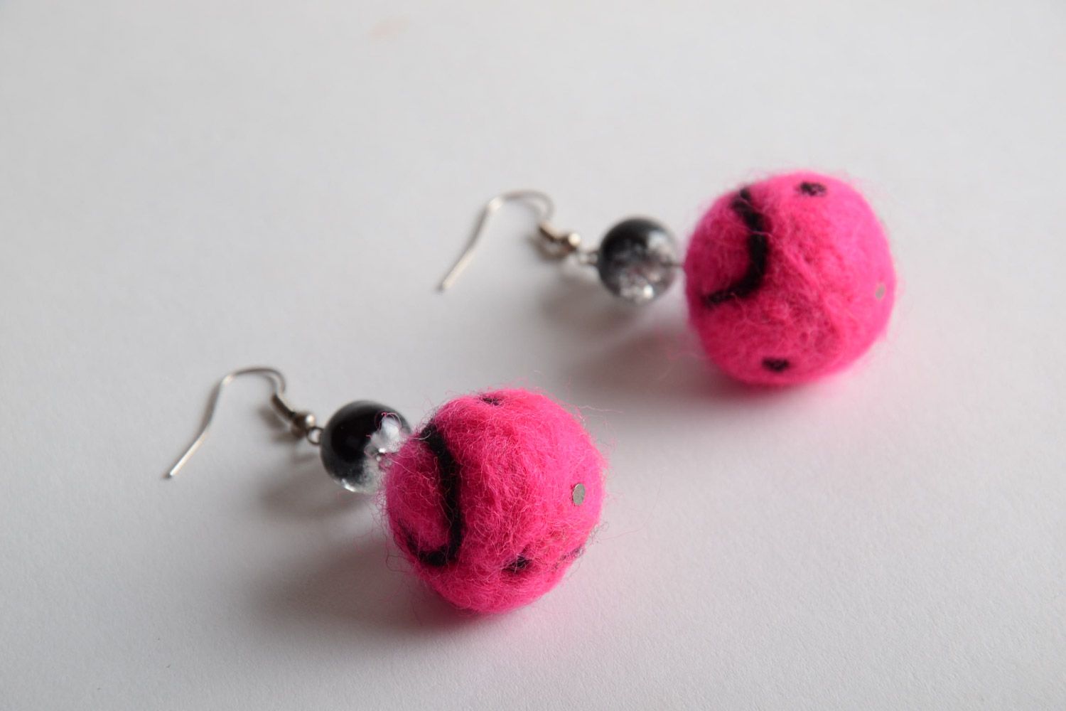 Boucles d'oreilles boules en laine feutrée faites main roses pendantes photo 4