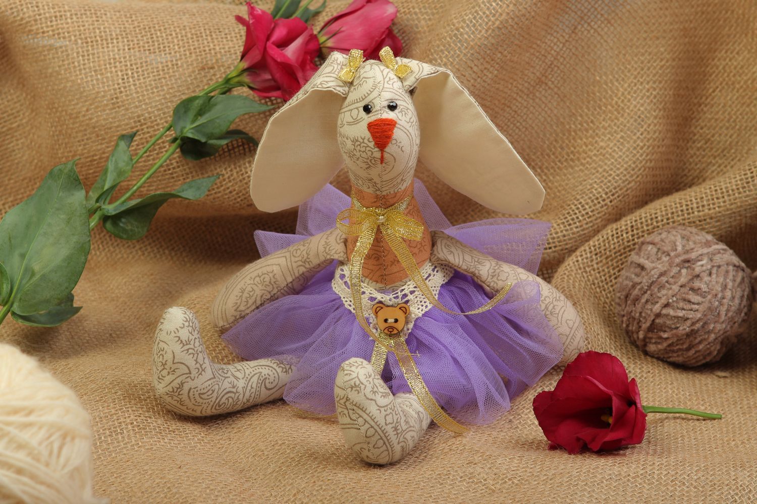 Juguete hecho a mano de tela regalo original muñeca decorativa Liebre en vestido foto 1