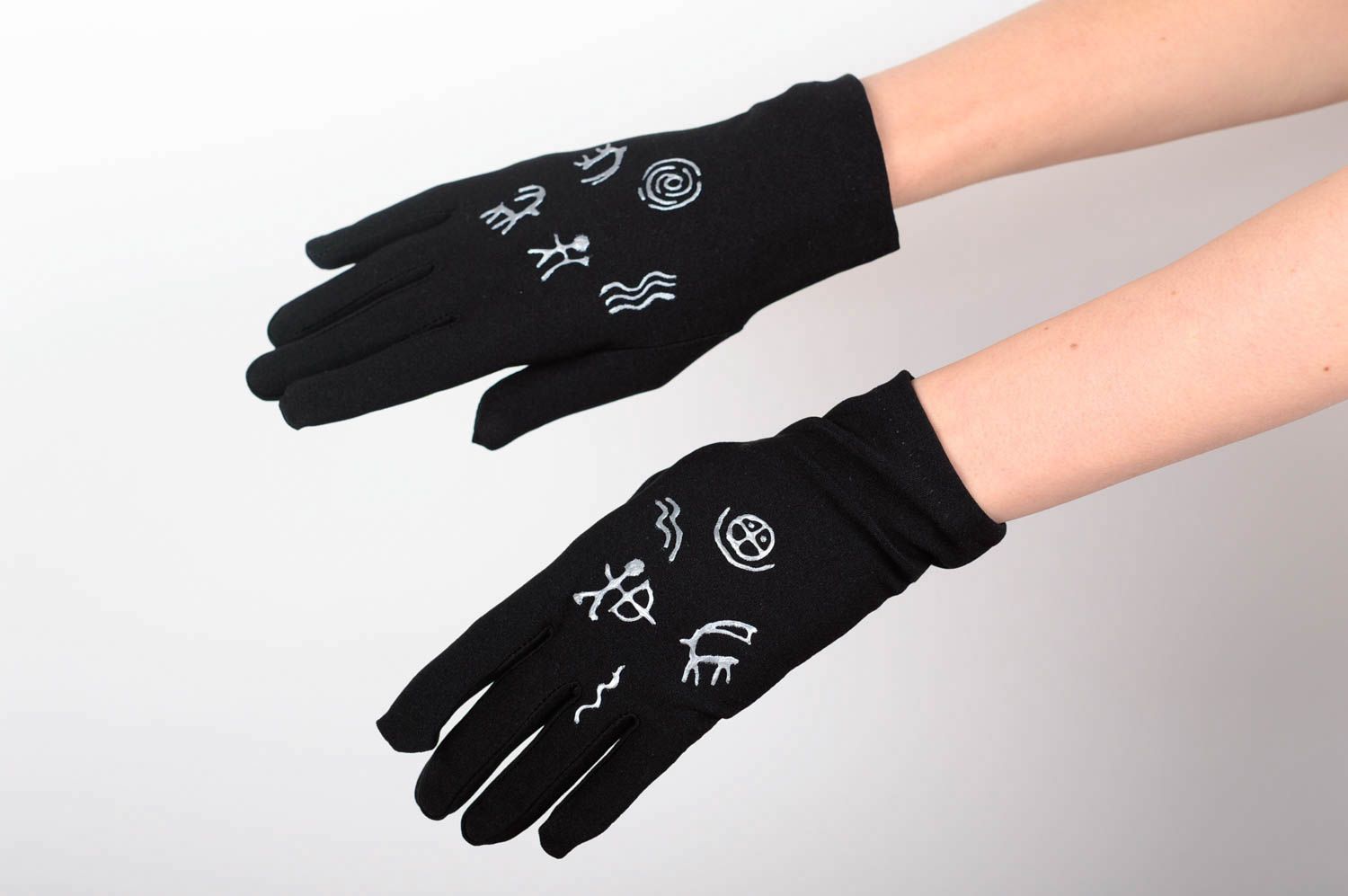 Перчатки ручной работы женские перчатки с росписью черные перчатки с орнаментами фото 5