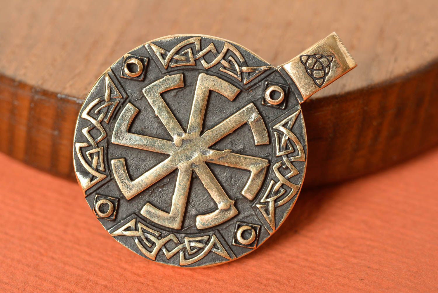 Pendentif en bronze fait main en forme ronde accessoire design style ethnique photo 1